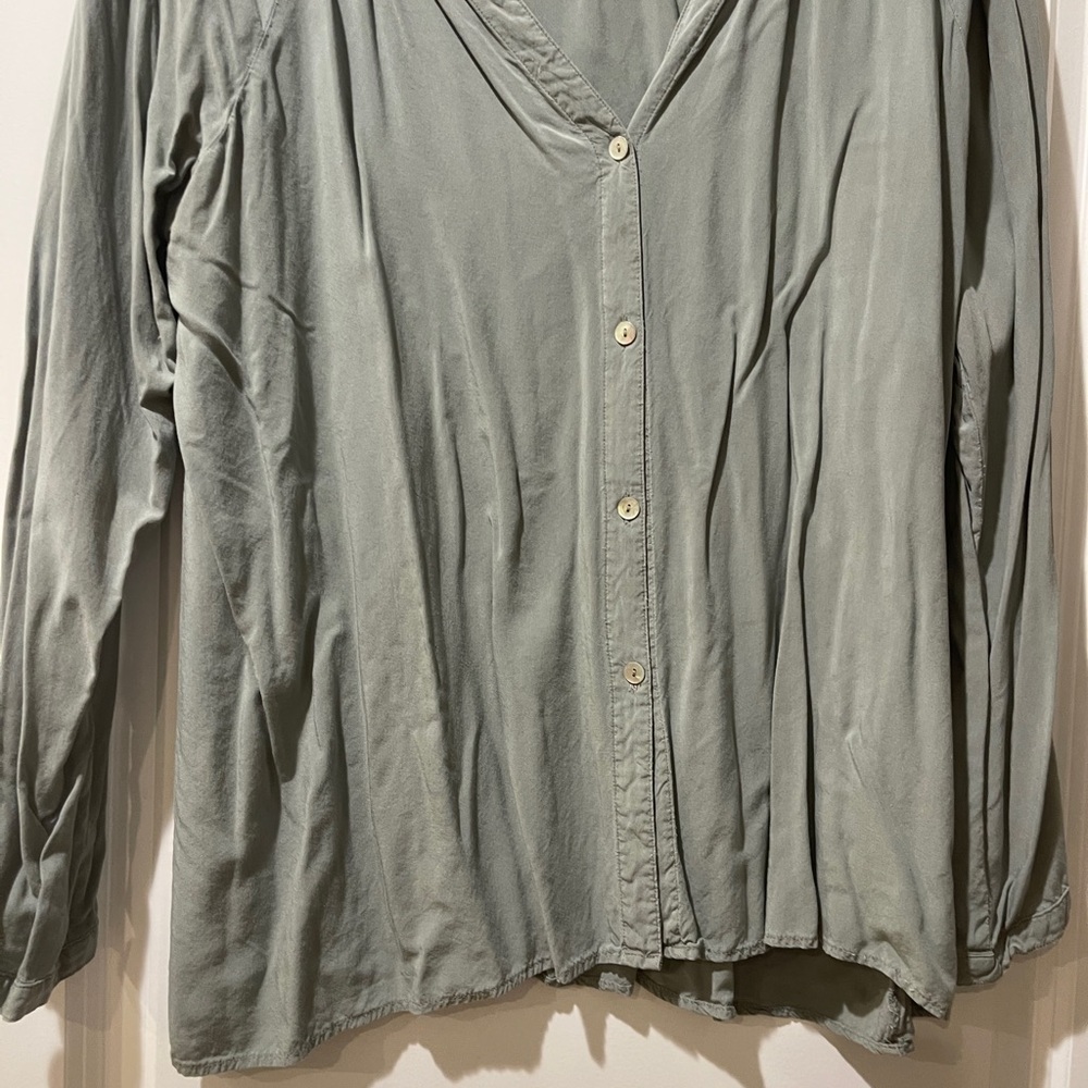 Elegant Green Button-Up Blouse